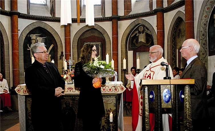 Dank sagten die Chorvorsitzenden Paul Weber Waldorf (l.) und Hermann Josef Schmitz Oberbreisig (r.) sowie Pastor Augst.RÜ