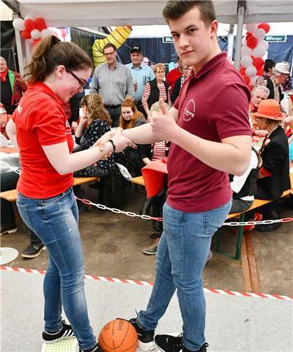 Dank seines Ballgefühls sicherte dieses Paar seiner Mannschaft den Sieg in diesem Wettbewerb.