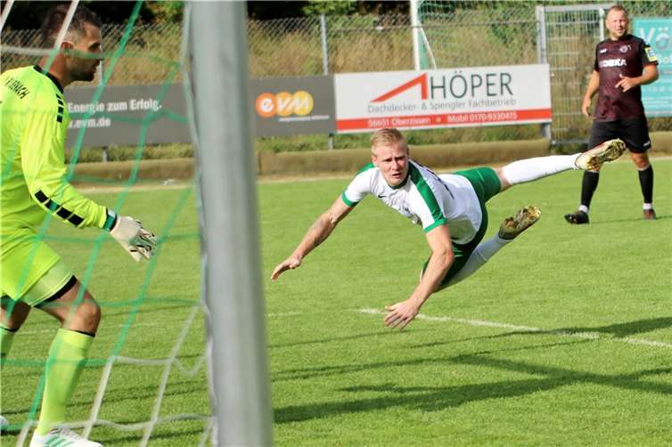 Dank starker Mannschaftsleitung wurde der bis dahin unbesiegte FV Rübenach mit 5:0 geschlagen. Hierbei erzielte Lukas Groß (Foto) einen Dreierpack. Foto: Claus Deptalla