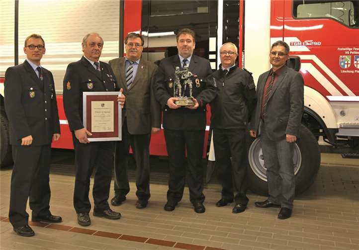 Dank und Anerkennung: Löschmeister Wolfgang Kretzer (3.v.r.) erhielt das Goldene Feuerwehrehrenzeichen. Alterskamerad Franz-Josef Drzimalla (2.v.l.) wurde für 50-jährige Mitgliedschaft geehrt.