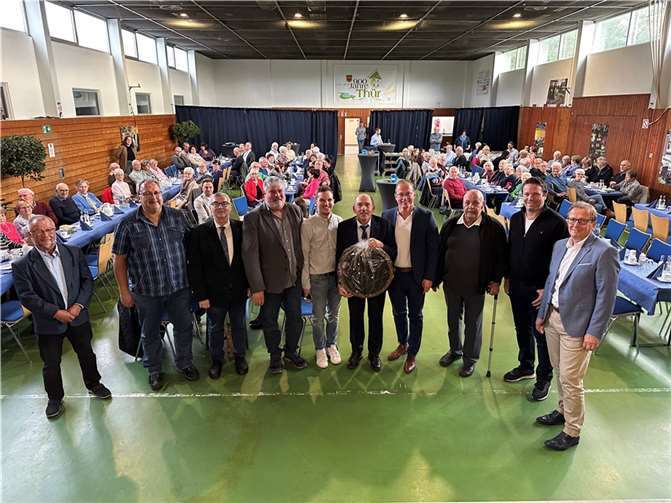 Dank und Anerkennung für Rainer Hilger (5. v. r.) von Wegbegleitern seiner Zeit als Ortsbürgermeister von Thür (von links): Bernd Merkler, ehemaliger Ortsbürgermeister Bell, Thomas Schmitt, 1. Beigeordneter Volkesfeld, Landrat Dr. Alexander Saftig, Achim Grün, 1. Beigeordneter Stadt Mendig, Lukas Ellerich, Ortsbürgermeister Thür, Jörg Lempertz, Bürgermeister VG Mendig, Alfred Nett, 2. Beigeordneter VG Mendig, Alexander Müller, 3. Beigeordneter VG Mendig, und Joachim Plitzko, 1. Beigeordneter VG Mendig.  Foto: VG-Verwaltung Mendig/Stefan Pauly