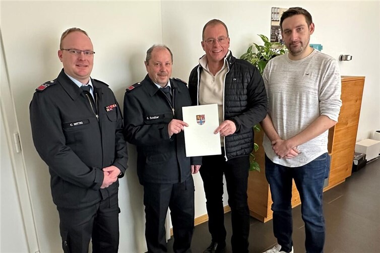 Dank und Anerkennung für den jahrzehntelangen ehrenamtlichen Einsatz von Gerd Schüller (2. v. l.). Es gratulierten (von links) Christopher Wittig, Wehrführer Freiwillige Feuerwehr Mendig, Jörg Lempertz, Bürgermeister VG Mendig, und Florian Rieser, Feuerwehr-Sachbearbeiter VG-Verwaltung Mendig.Foto: Stefan Pauly/VG-Verwaltung Mendig