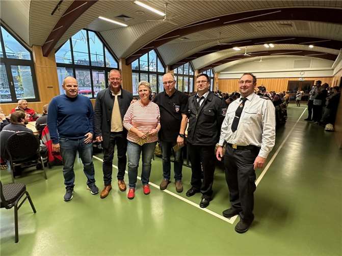 Dank und Anerkennung für einen vorbildlichen Feuerwehrmann (v.l.): Stefan Zepp, Ortsbürgermeister Bell, Jörg Lempertz, Bürgermeister VG Mendig, Sabine und Hermann-Peter Heuft, Stephan Schüller, Wehrleiter VG Mendig, und Rolf Daub, Wehrführer Freiwillige Feuerwehr Bell.