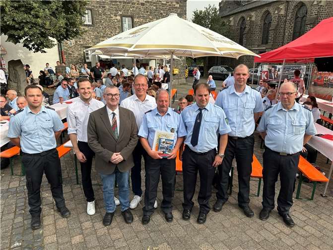 Dank und Auszeichnung für ein Leben für und mit der Freiwilligen Feuerwehr (v.li.): Max Lipke, Wehrführer Freiwillige Feuerwehr Thür, Lukas Ellerich, Ortsbürgermeister Thür, Landrat Dr. Alexander Saftig, Jörg Lempertz, Bürgermeister VG Mendig, Gerd Schüller, Jens Nikolai, Vorsitzender Kreisfeuerwehrverband Mayen-Koblenz, Tim Skubch, stellvertretender Wehrleiter VG Mendig, und Hermann-Peter Heuft, stellvertretender Wehrleiter VG Mendig.  Foto: VG-Verwaltung Mendig/Stefan Pauly
