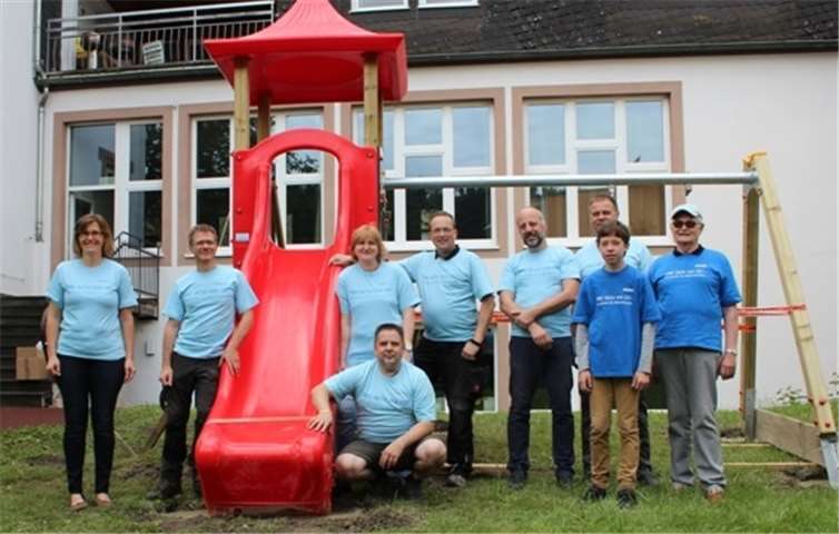 Dank vieler Helferinnen und Helfer konnte das neue Spielgerät aufgestellt werden.privat