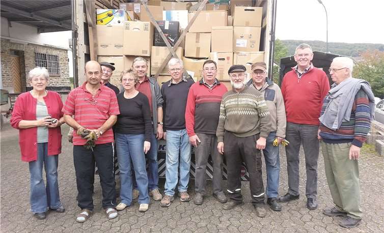 Dank vieler fleißiger Hände und Material- und Sachspenden von örtlichen Unternehmen konnte der Lkw beladen und auf den Weg nach Rumänien geschickt werden. privat