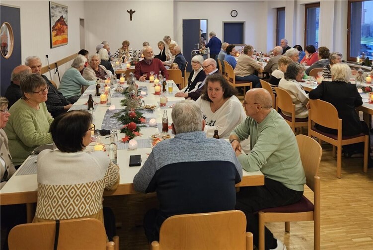 Dank zahlreicher Anmeldungen war der Raum gut gefüllt, und die herzliche Atmosphäre war von Beginn an spürbar. Foto: Natalja Kronenberg