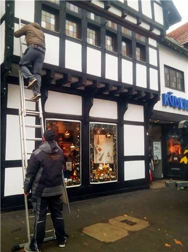 Dank zahlreicher Spenden konnte die Weihnachtsbeleuchtung in der Innenstadt wieder installiert werden. Foto: UWG Rheinbach