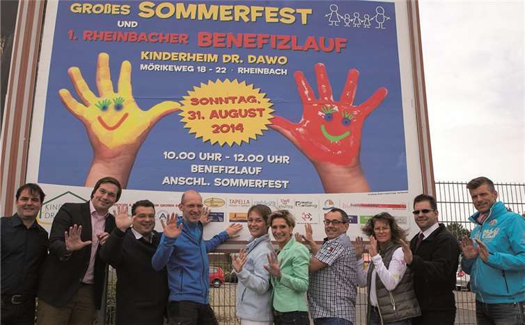 Dank zahlreicher Sponsoren weisen 20 Großplakate, Hunderte von Kleinplakaten und Flyer auf den ersten Rheinbacher Benefizlauf hin. Der Erlös kommt dem Kinderheim Dr. Dawo zugute, dessen Geschäftsführer Oliver Stölben (l.) sich über den Einsatz der Unterstützer sehr freut. Jost