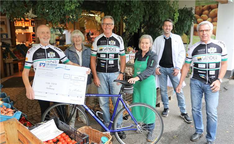 Dank zahlreicher kleiner Einzelspenden u.a. mit Hofladen-Chefin Helga Hof und Johannes Neukirchen, Inhaber der Heddesdorfer Rosen-Apotheke, kam so auch im Corona-Jahr ein stolzer Betrag von 1930 Euro zusammen, den Stober, Hof und Neukirchen jetzt im Hofladen in der Dierdorfer Straße an Vortour-Chef Jürgen Grünwald und Mitradler und Kümmerer Hans-Hermann Walkenbach übergeben konnten.Foto: privat