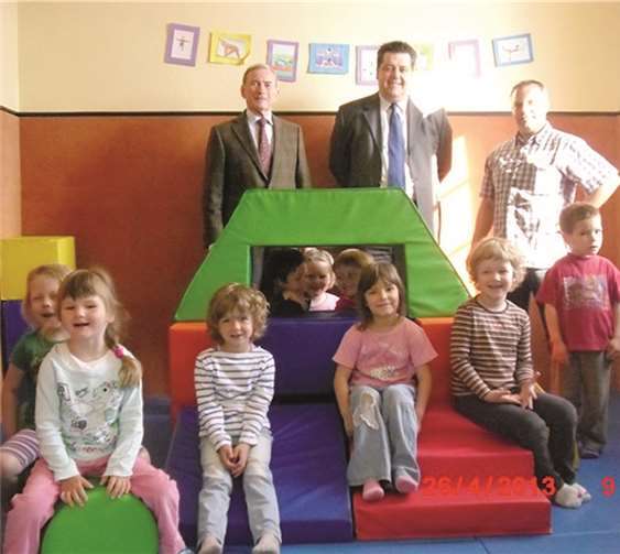 Dank zweier großzügiger Spenden können die Kinder jetzt im Turnraum Bauwerke aus Kissen erschaffen. privat