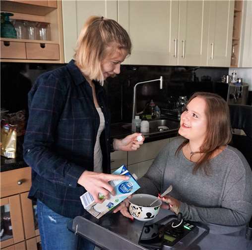 DankMenschen wieJustine Heuser(persönliche Assistenz)kann Jana Maurer einselbst bestimmtesLeben führen.Foto: FF