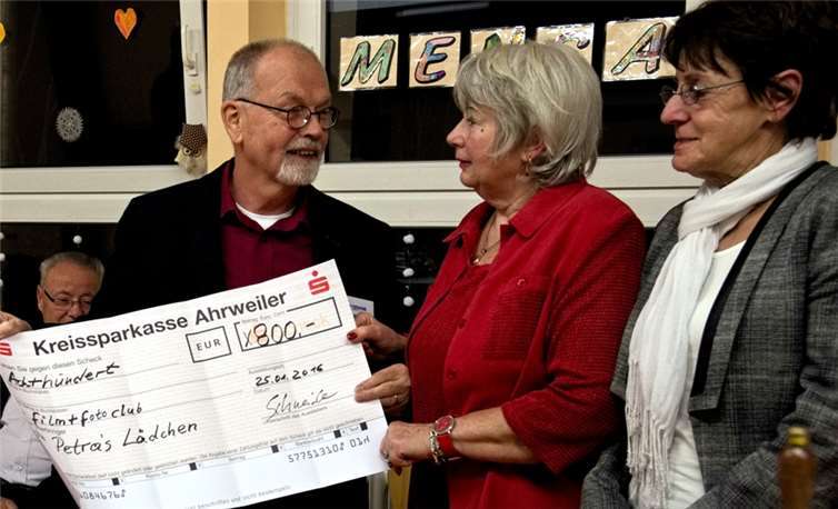 Dankbar nahm Rainer Urbanke die Spende über 800 Euro von Wilma Schneider und Helga Frisch entgegen. privat