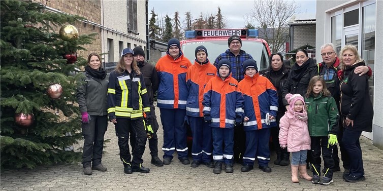 Dankbar nahm die Jugendfeuerwehr Wormersdorf die Spende von Willi Schneider entgegen. Foto: Feuerwehr Rheinbach.Foto: privat
