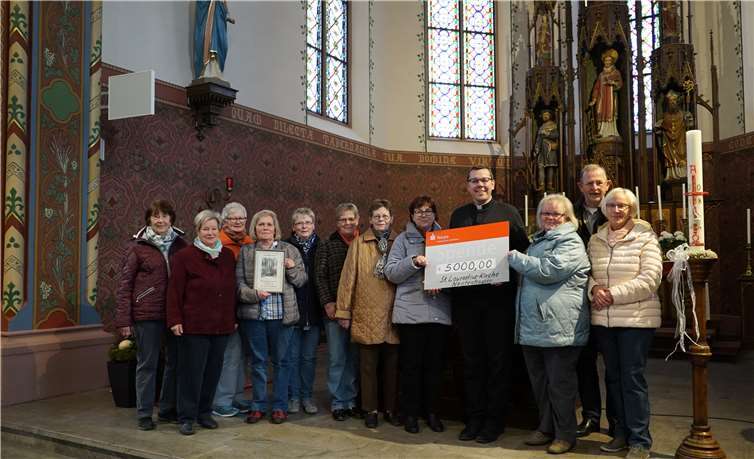 Historisches Spruchband aufgefunden Dankbar nahmen der stellvertretende Verwaltungsratsvorsitzende Norbert Noll (2.v.r.) und Pfarrer Marc Stenger (4.v.r.) eine Spende in Höhe von 5000 Euro von der Katholischen Frauengemeinschaft Nentershausen entgegen, mit der unter anderem das Spruchband im Chorraum der Pfarrkirche in Nentershausen finanziert wurde.Alfred Lenz
