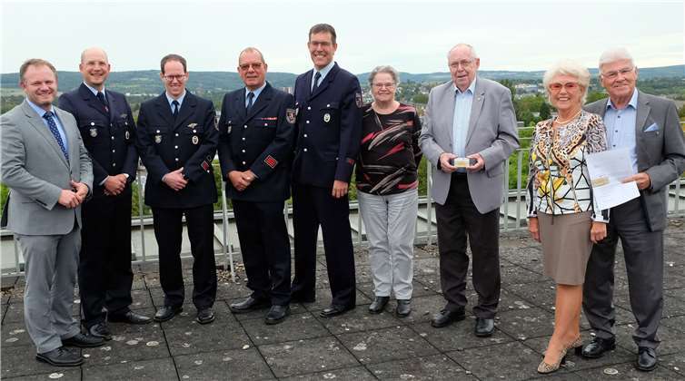 Dankbar nehmen die Ehrenamtler ihre Auszeichnung von OB Jan Einig entgegen. Foto: privat