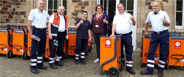 Dankbar nimmt Christiane Böttcher, Caritas Ahrweiler, (Bildmitte) 35 Bautrockner von den Maltesern entgegen.Foto:privat