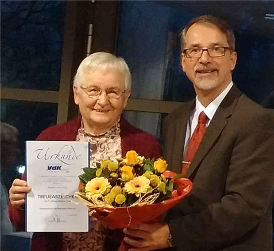 Dankbar nimmt Ingrid Schilling ihre Ehrung entgegen. Foto: privat