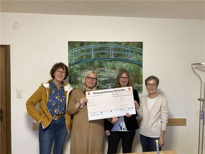 Dankbar nimmt die Vorsitzende des Vereins Frauen für Frauen, Gabriele Höhler, den Scheck über 1.200 Euro entgegen.Foto: privat