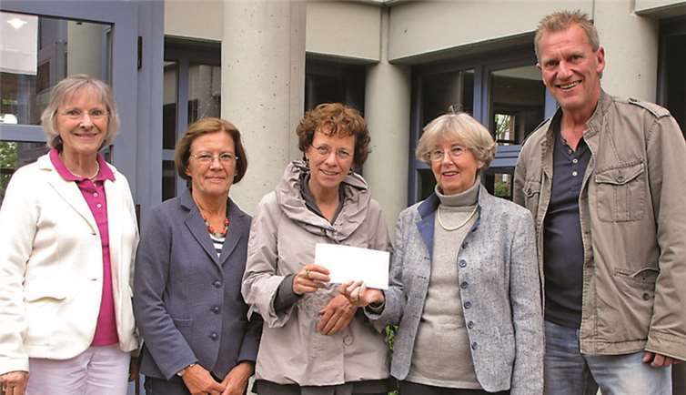 Dankbare und stolze Gesichter bei der Spendenübergabe.  Privat