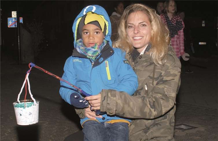 Danke Sandy für das Foto. Prominente Begleitung im Martinsumzug. Sandy Mölling (Ex No Angels) ging mit Söhnchen Jayden gerne im Lichterschein der Laternen mit.