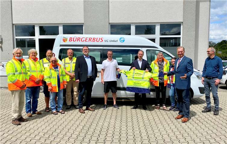 Danke an Herrn J. Mühlhöfer, Herrn T. Quadflieg und Herrn K.-J. Philipp für die großzügigen Spenden für den Bürgerbus sagen Bürgermeister Fehr und das Bürgerbusteam.Foto: Bürgerbusteam VG Unkel