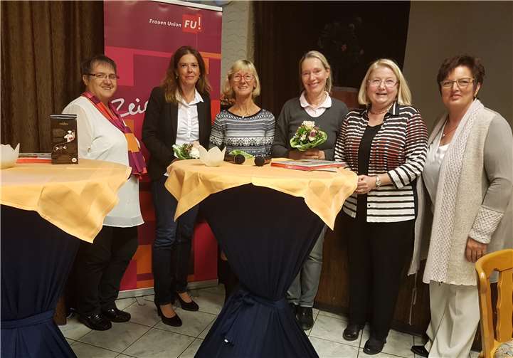 Danke des geschäftsführenden Kreisvorstands an die Referentinnen nach einer lebhaften Diskussion. V. l.: Irmgard Kicherer, Carmen Dreyer, Leiterin der Sozialabteilung der Kreisverwaltung, Annegret Fisker, Leiterin der Caritas-Sozialstation Mayen-Mendig, Andrea Paolazzi, Leiterin des Pflegestützpunktes Mayen/Vordereifel, Hedi Thelen und Martina Diensberg.