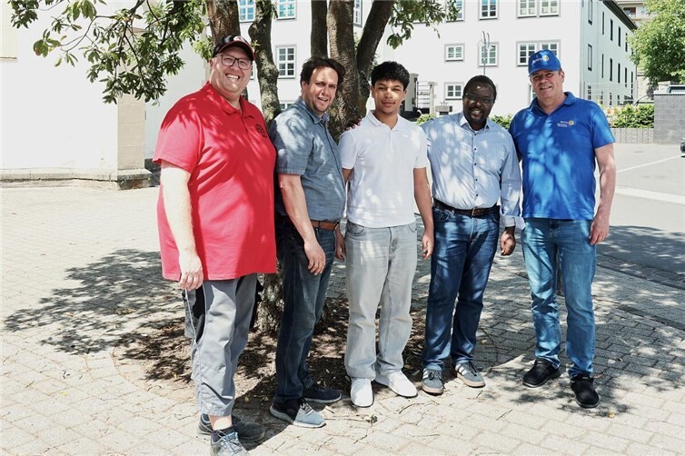 Danke für die große Unterstützung seines erfolgreichen Projekts  sagte Noah Sahinkuye (Mitte) allen Spendern, namentlich dem Rotary Club Adenau-Nürburgring und der KG Rot-Weiß Adenau