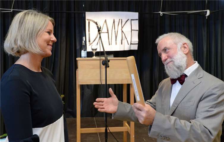 „Danke“ sagte Dr. Alfred Marmann und übergab das „Staffelholz“ an die neue Geschäftsführerin Iris Schubert.