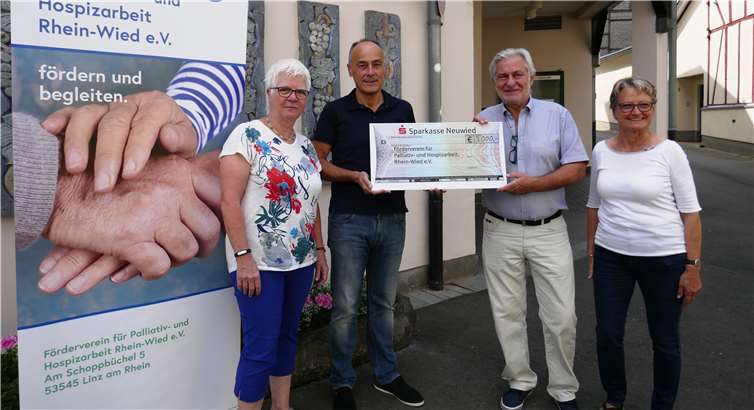 Danke sagten die Vorstandsmitglieder des Fördervereins für Palliativ-und Hospizarbeit Rhein-Wied e.V., die Beisitzerinnen Dr. Hanna Kohl und Dr. h.c. Roswitha Gottbehüt sowie der Schatzmeister Detlef Nonnen, bei der Überreichung des Spendenschecks in Höhe von 3.000 Euro durch Achim Pohlen, dem Vorsitzenden des Stiftungsrats der Lore-Aeckersberg-Stiftung. privat