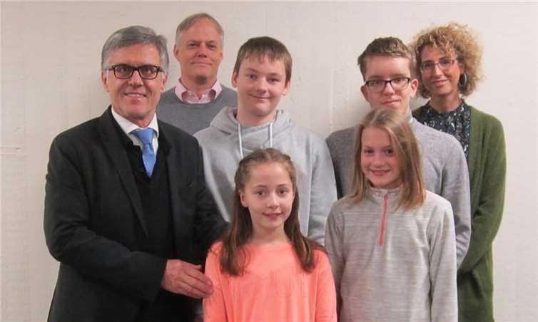 Dankend nahmen der Direktor des Rhein-Gymnasiums, Dr. Jens Braner (2.v.l.), und Kunstlehrerin Stephanie Wieland gemeinsam mit den am Projekt beteiligten Schülerinnen und Schülern den Betrag von Bürgermeister Wolfgang Kroeger entgegen. privat