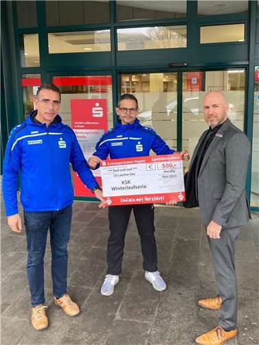 Dankend nahmen die LG’ler (v.li.) Axel Schäfer und Michael Krämer einen Spendenscheck vom Filialleiter der KSK Filiale Mendig Oliver Löhr, entgegen.Fotos: privat