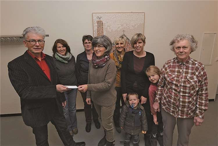 Dankend nimmt Dr. Andreas Reuther die Spende des Kreativkreises entgegen.Fix