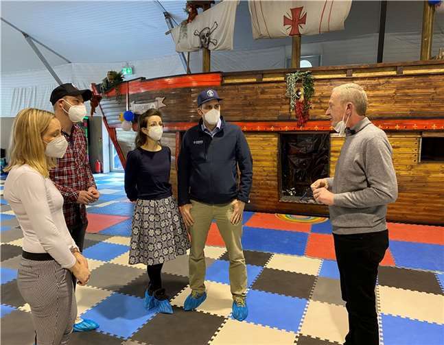 Dankende Worte richtete Orthen an (v.l.n.r.) Nadine Wenigmann und Jürgen Hoffmann von „Die AHRche“ sowie Anna Henseler-Pivelja und Guido Henseler vom „Spenden-Shuttle“. Foto: SN