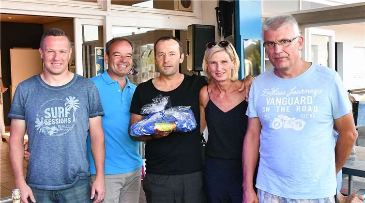 Dankeschön an Tennisschule Garzorz für das erfolgreiche Kinder- und Jugendtraining (v.l.): Jugendwart Sven Güttes, 2. Vorsitzender Gregor Vogel, Roman Garzorz, Kassiererin Marion Heuser-Groten, 1. Vorsitzender Ralf Barnekow. Fotos: RASCH