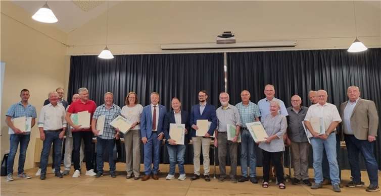 Dankesurkunden und Abschiedsgeschenke gab es für den ausgeschiedenen Ratsmitglieder.  Foto: VG Rengsdorf-Waldbreitbach