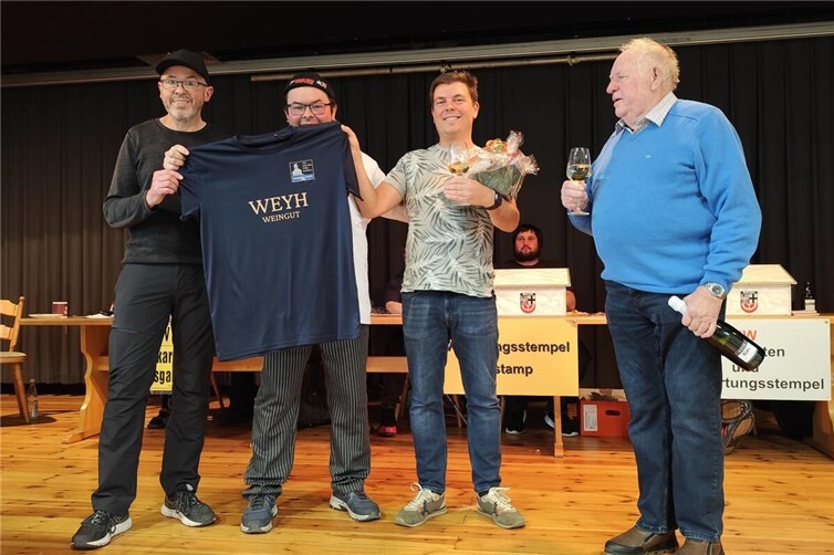 Vielfalt der Strecken begeistert internationale Wanderer  Danksagung an Weingut Weyh und Hauswart: v.l. Helmut Weber, Michael Heider, Peter Weyh, Fritz Knaudt.