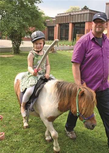 Dann durften die Kinder auf den Ponys reiten wie die Ritter im Mittelalter.privat