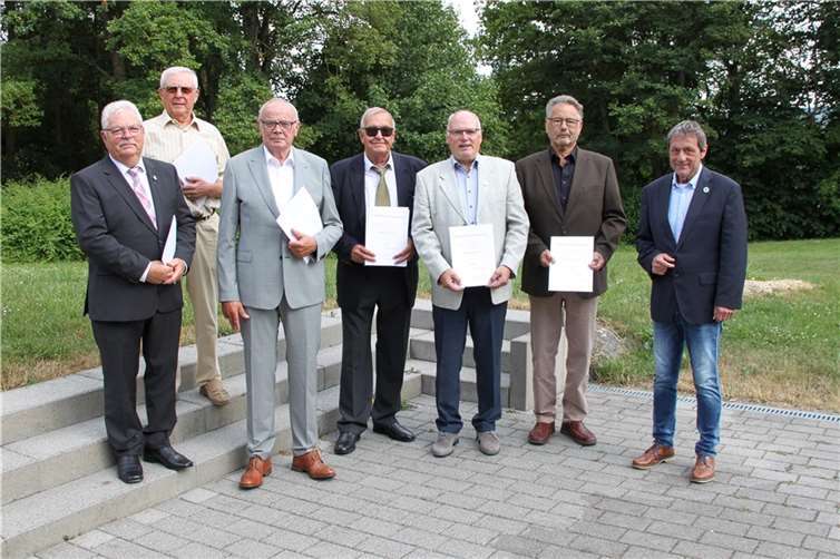 Dann ehrte Landrat Achim Schwickert sechs weitere verdiente Bürger des Westerwaldkreises mit der Ehrennadel des Landes Rheinland-Pfalz. v.l.n.r.: Walter Brach, Günther Endlein, Egon Conradi, Klaus Böckling, Karl Ortseifen, Dieter Klöckner, Landrat Achim Schwickert.