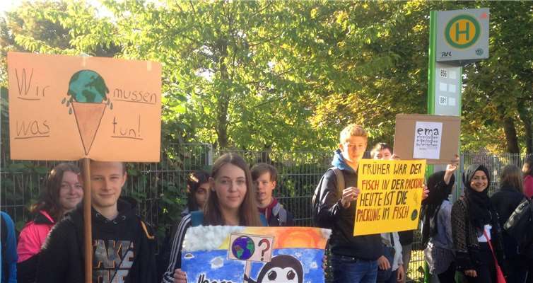 Dann geht’s mit Bus und Bahn nach Bonn.Foto: HDG-Schule, Frank Drüke