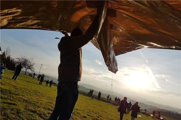 Dann kam der große Moment: werden die drei Meter langen Drachen fliegen?