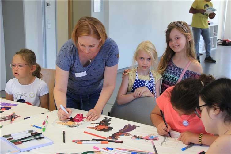 Dany Celner gestaltet mit den Kindern Figuren für ein Schattentheater. Foto: GS