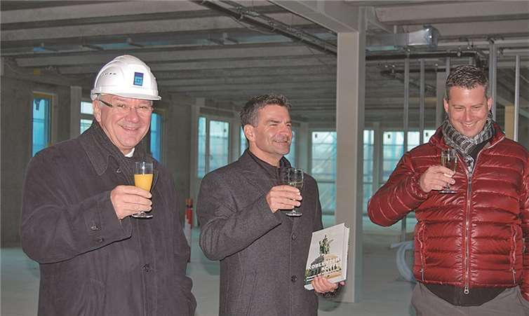 Darauf lässt sich anstoßen: das Koblenzer Stadtoberhaupt Prof. Dr. Joachim Hofmann-Göttig (links) mit den beiden Bauherren Markus Bohnen (Mitte) und Marco Ehrhardt.