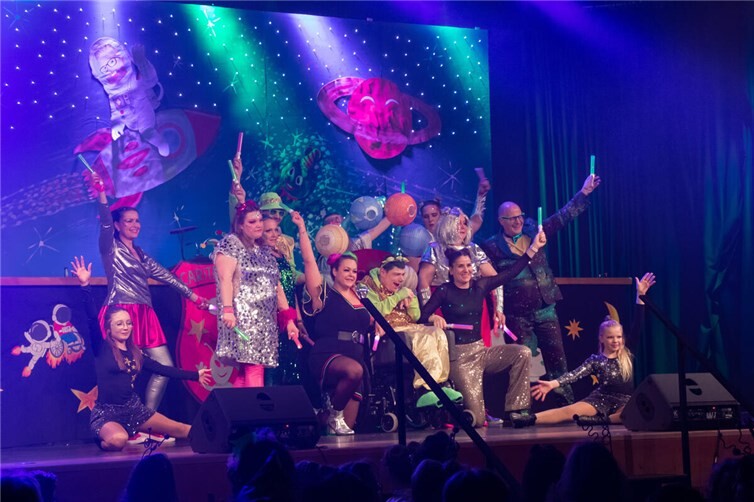 Darbietung von Sitzungspräsidentin und Mitgliedern des Elferrats.