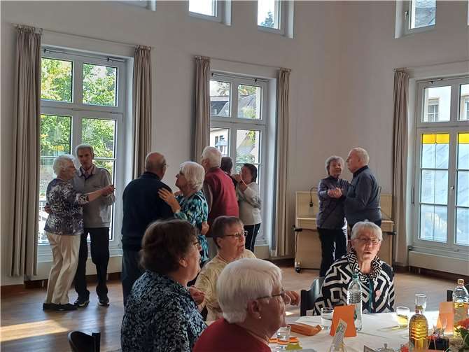 „Darf ich bitten zum Tango“. Beste Stimmung beim Tanztee im Pfarrzentrum Herz-Jesu.  Foto: Christine Engels