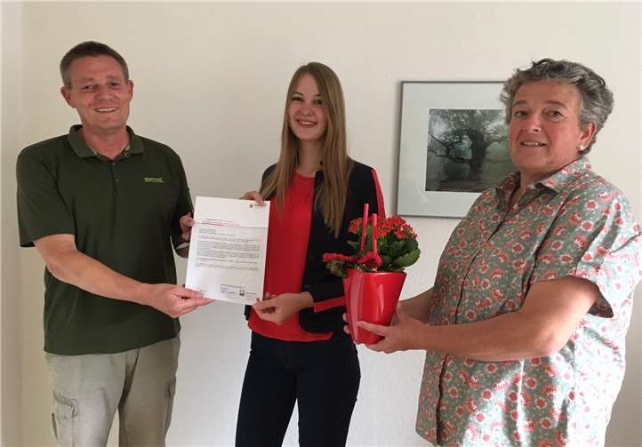 Daria Schiefelbein erhält den Engagement - und Kompetenznachweis.Foto: Caritas