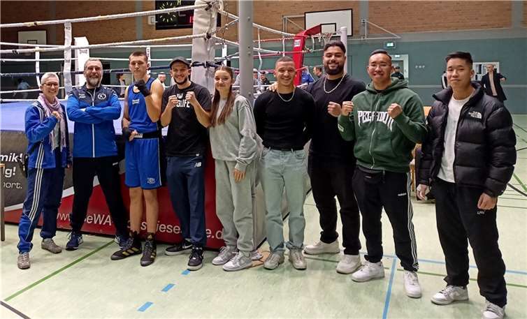 Darijo Fröhlich-Grejic (3.v.l.) mit Trainerteam und Vereinskameraden. Quelle: Box-Union Weißenthurm e.V.