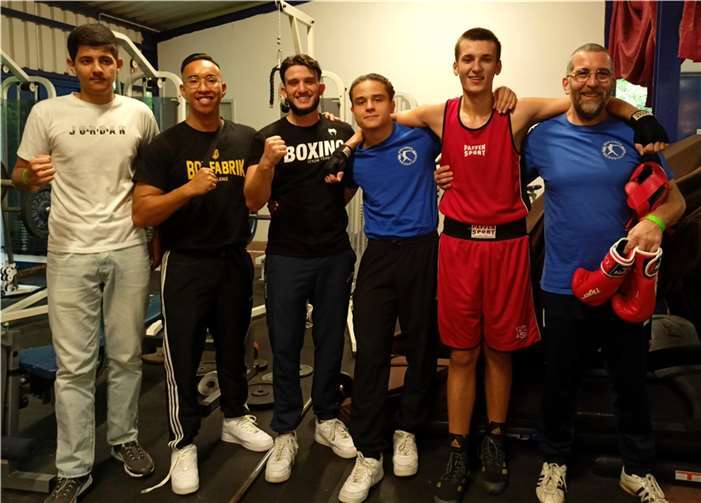 Darijo Fröhlich-Grejic (rotes Trikot) mit seinem Team. Quelle: Box-Union Weißenthurm e.V.