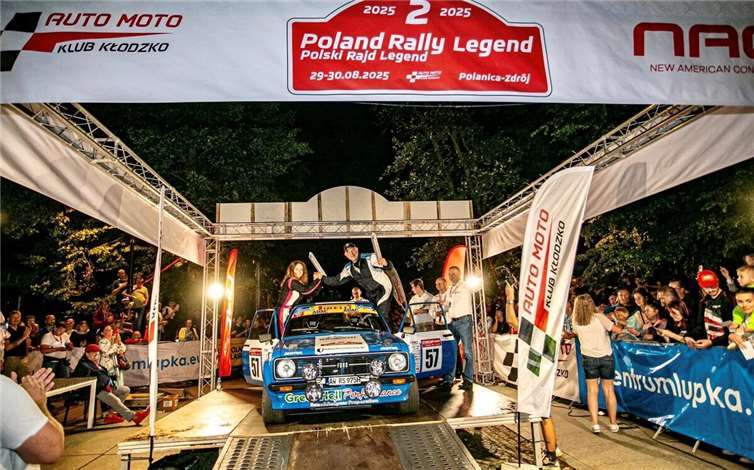 Darius Drzensla holt den Klassensieg Darius Drzensla und Katarzyna Pawłowska feiern ihren Klassensieg bei der 2. Poland Rallye Legend. Foto: Grzegorz Kozera