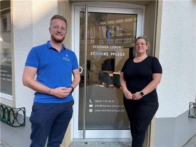 Darius Schäfer und Jessica Thiel vor dem Büro von „Schöner Leben – STAHRKE Pflege“.  Foto: ROB